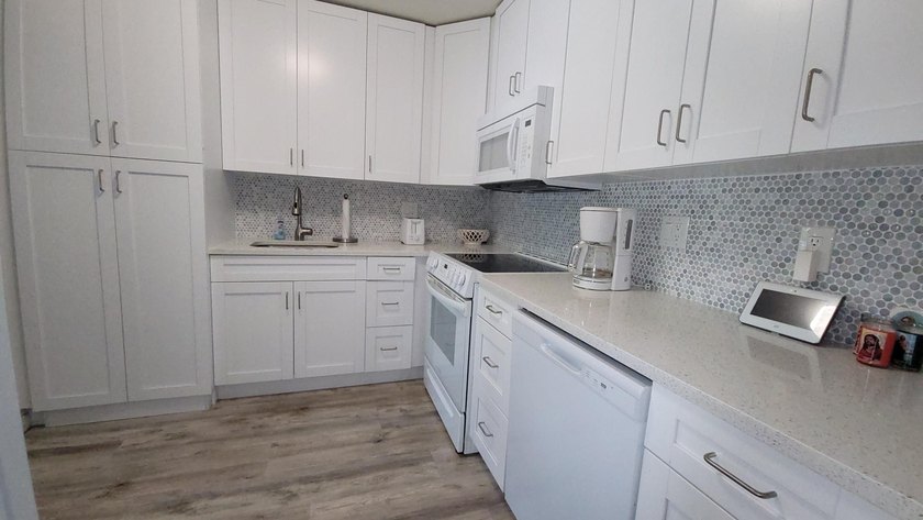 Inviting, light-filled, and impeccably renovated extra-large - photo 2