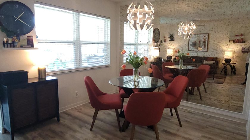 Inviting, light-filled, and impeccably renovated extra-large - photo 4