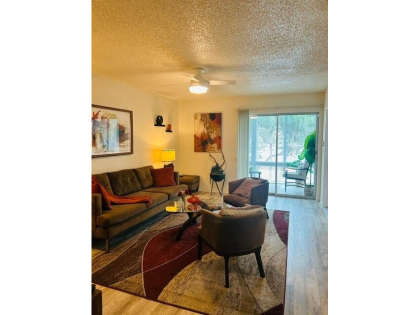 Inviting, light-filled, and impeccably renovated extra-large - photo 9