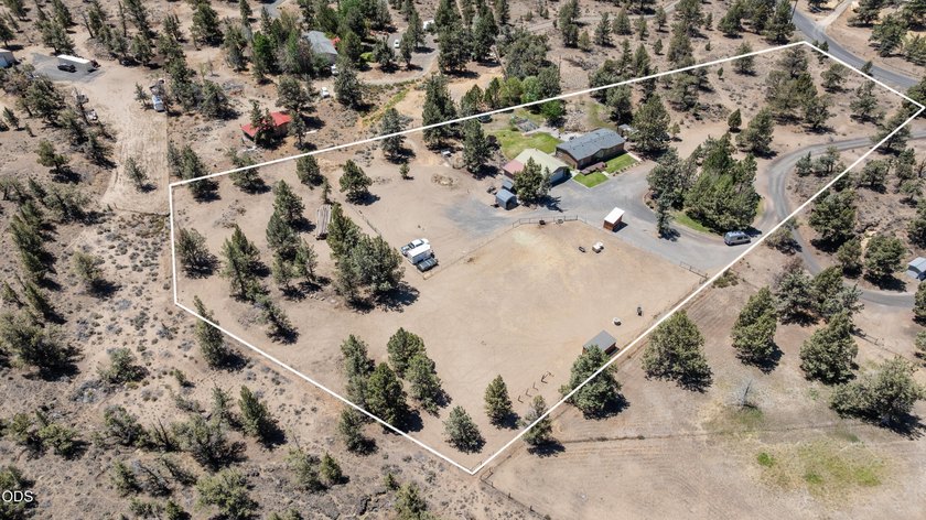 Situated on 4.72 beautifully maintained acres, this updated 3 - photo 31