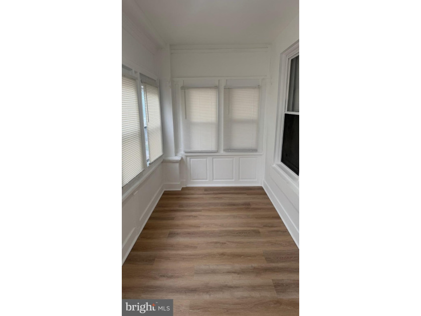 Nice renovated duplex with car garage and side entrance and - photo 8