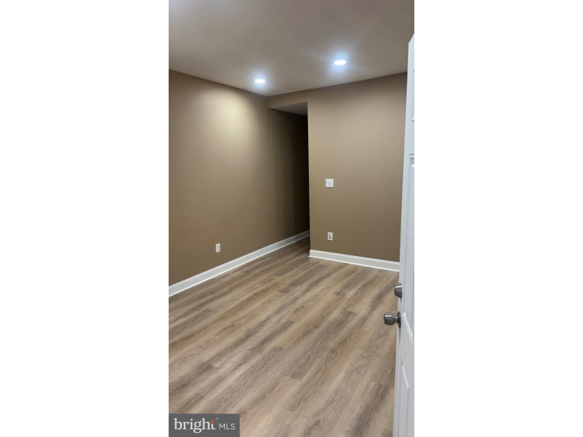 Nice renovated duplex with car garage and side entrance and - photo 10