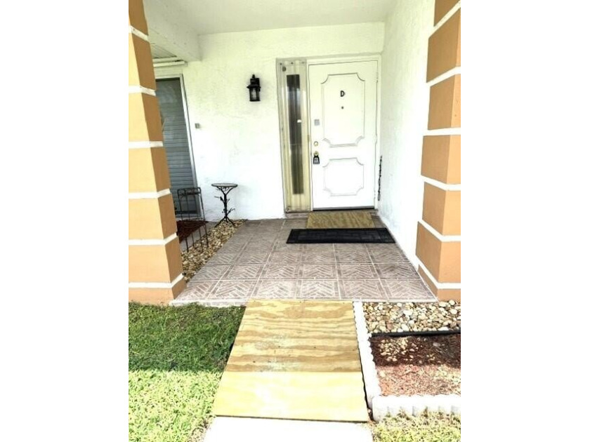 Well maintained end condo in section 2 w/lower monthly condo - photo 2