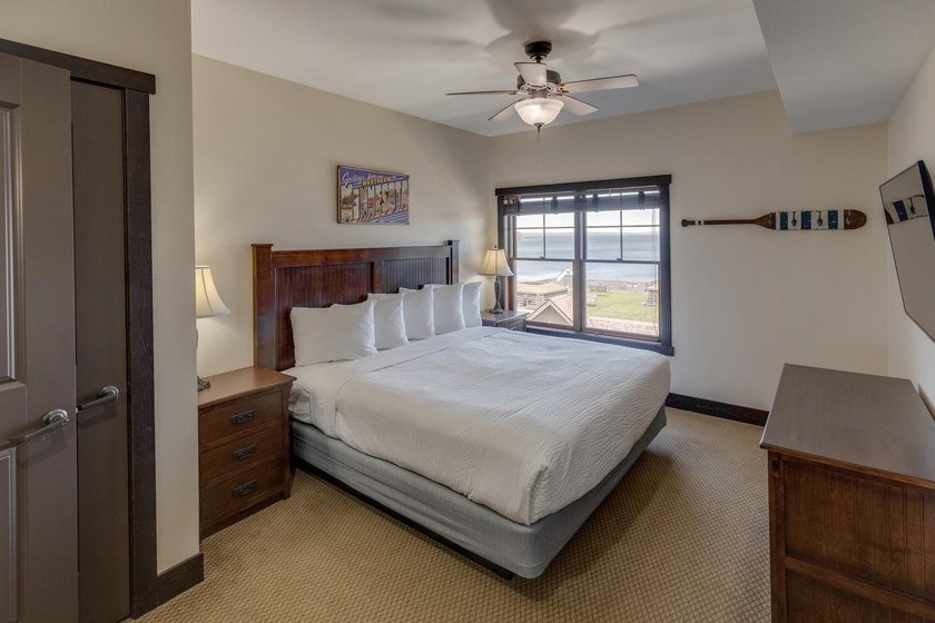 Sought after 4th floor, Lake View Condo at Chase on the Lake - photo 14