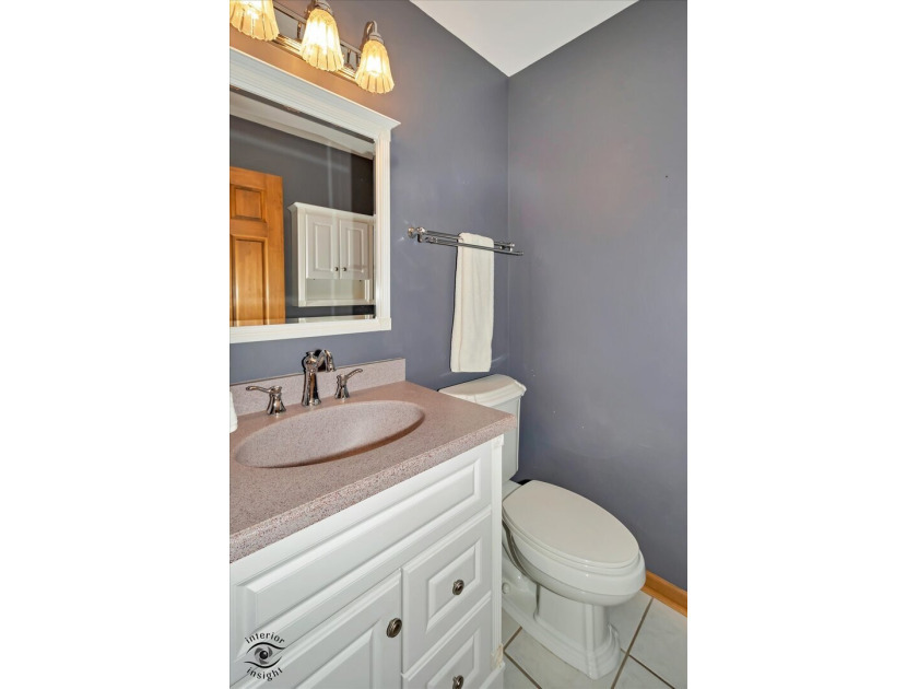 Beautifully maintained 5-bedroom, 3.5-bath home with over three - photo 18
