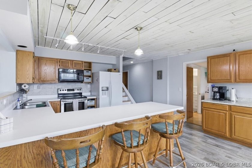 Welcome to your lakefront retreat in coveted Indian Creek Cove - photo 20