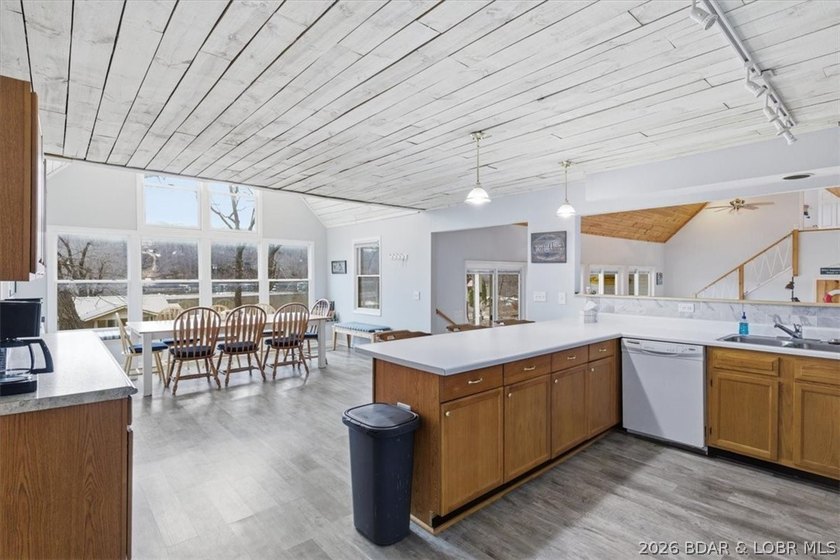 Welcome to your lakefront retreat in coveted Indian Creek Cove - photo 21