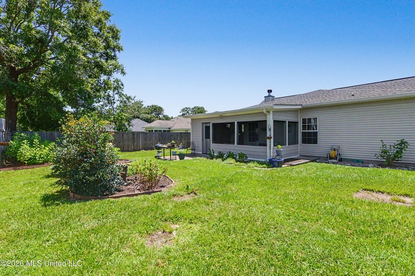 This Fabulous Home has so Many Custom Upgrades and Renovations!! - photo 23