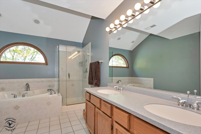 Beautifully maintained 5-bedroom, 3.5-bath home with over three - photo 23