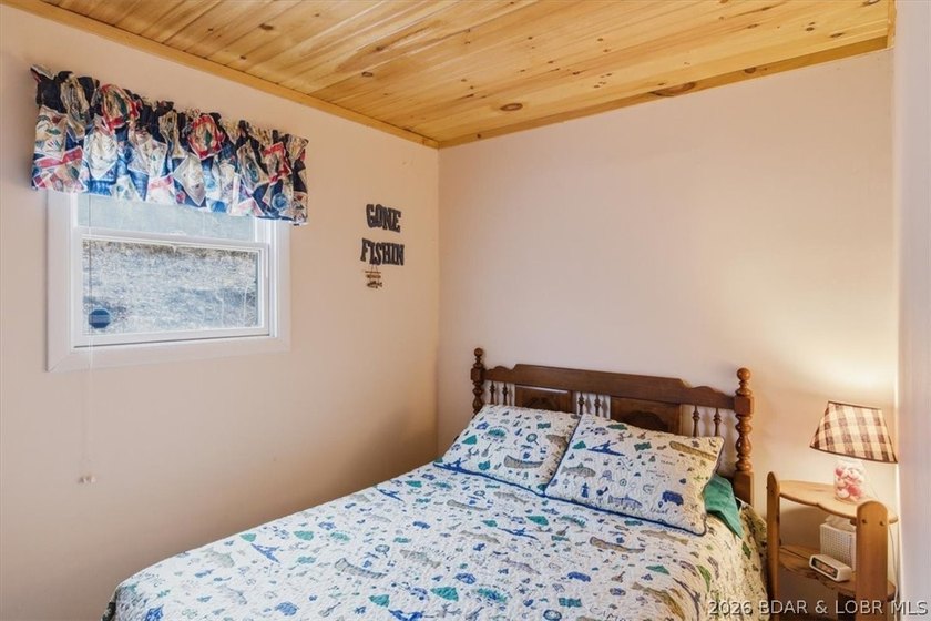 Welcome to your lakefront retreat in coveted Indian Creek Cove - photo 24