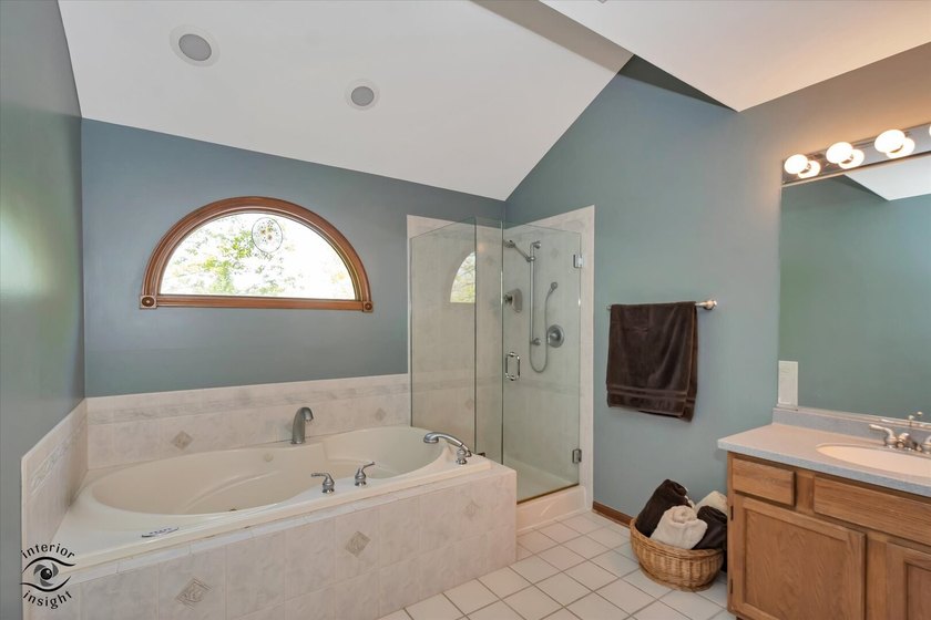Beautifully maintained 5-bedroom, 3.5-bath home with over three - photo 24
