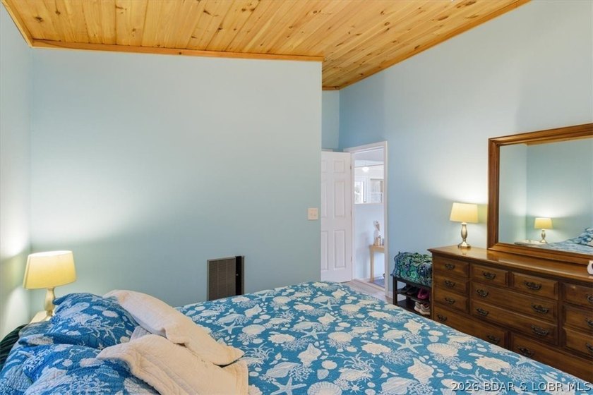 Welcome to your lakefront retreat in coveted Indian Creek Cove - photo 40