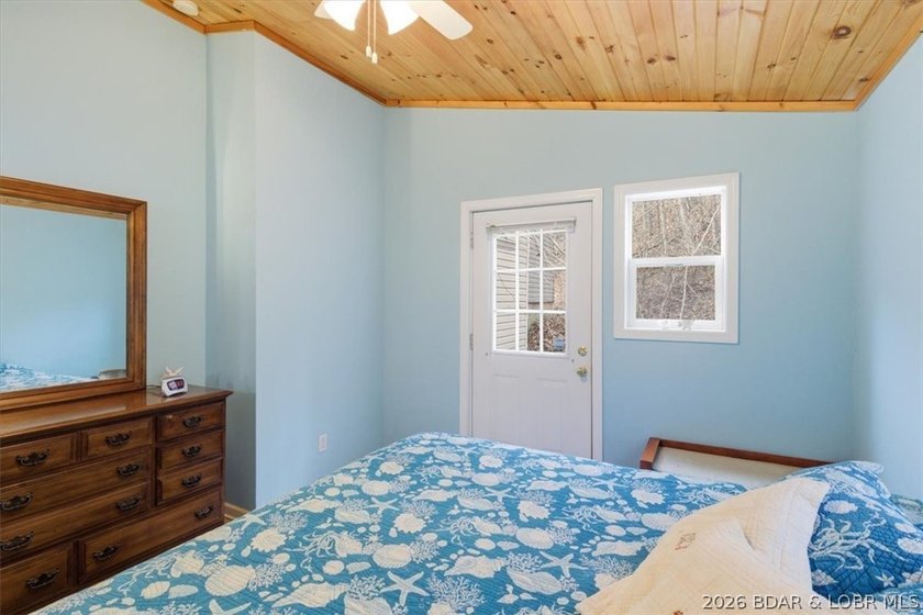 Welcome to your lakefront retreat in coveted Indian Creek Cove - photo 41