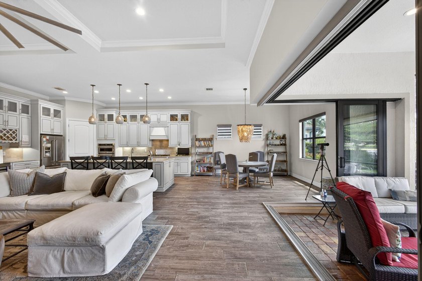 Welcome to your own slice of paradise in this beautifully - photo 19