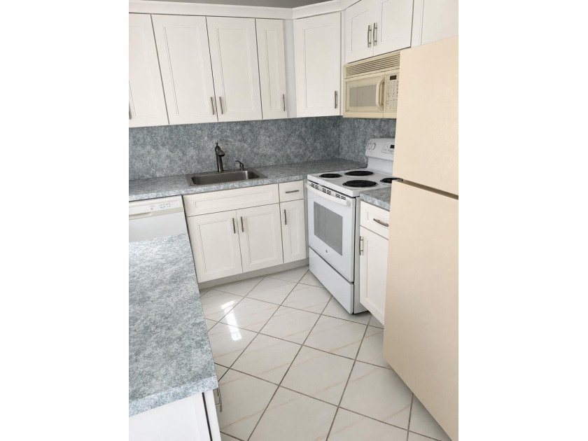 FIRST FLOOR CORNER GEM IN AN ACTIVE 55 + COMMUNITY !!! ENJOY - photo 2