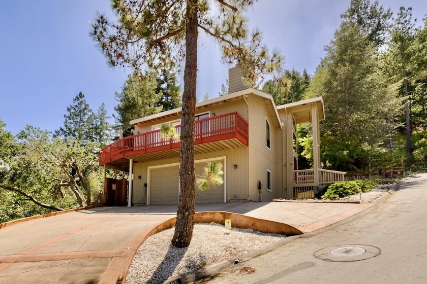 Welcome to this incredible home situated on a spacious corner - photo 4