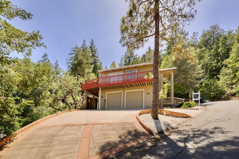 Welcome to this incredible home situated on a spacious corner - photo 7