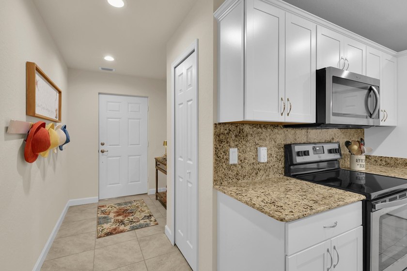 Welcome to 22 Alta Loma in the sought-after Spanish Lakes One - photo 6
