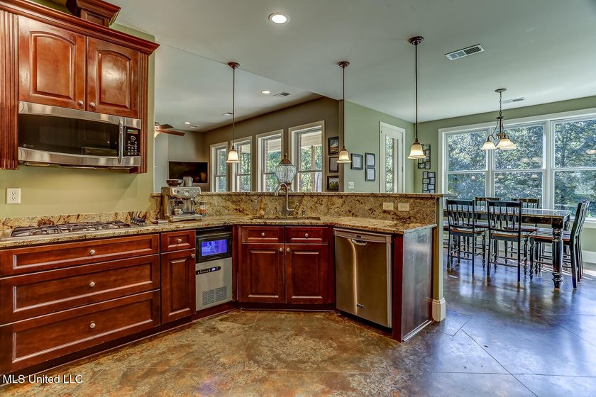 Live in Your Second Favorite Resort Vacation: Serene 5-Bedroom - photo 11