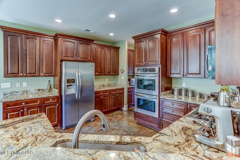 Live in Your Second Favorite Resort Vacation: Serene 5-Bedroom - photo 12