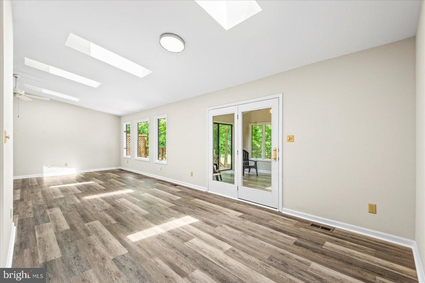 Welcome to this beautifully refreshed 3-bedroom, 2-bath rambler - photo 13