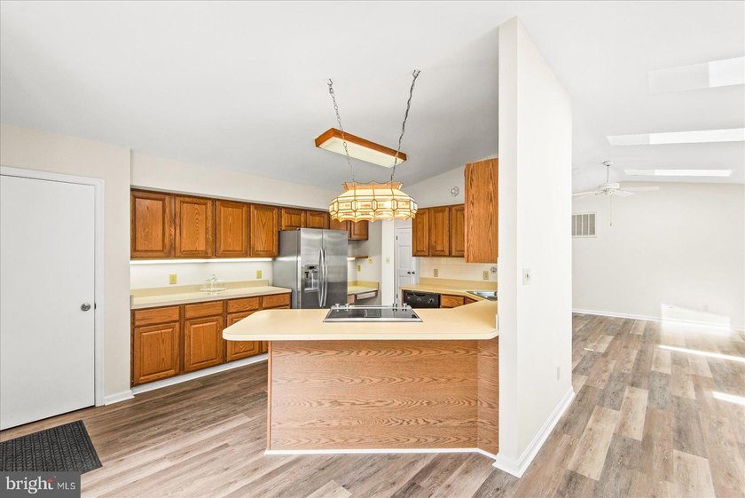 Welcome to this beautifully refreshed 3-bedroom, 2-bath rambler - photo 14