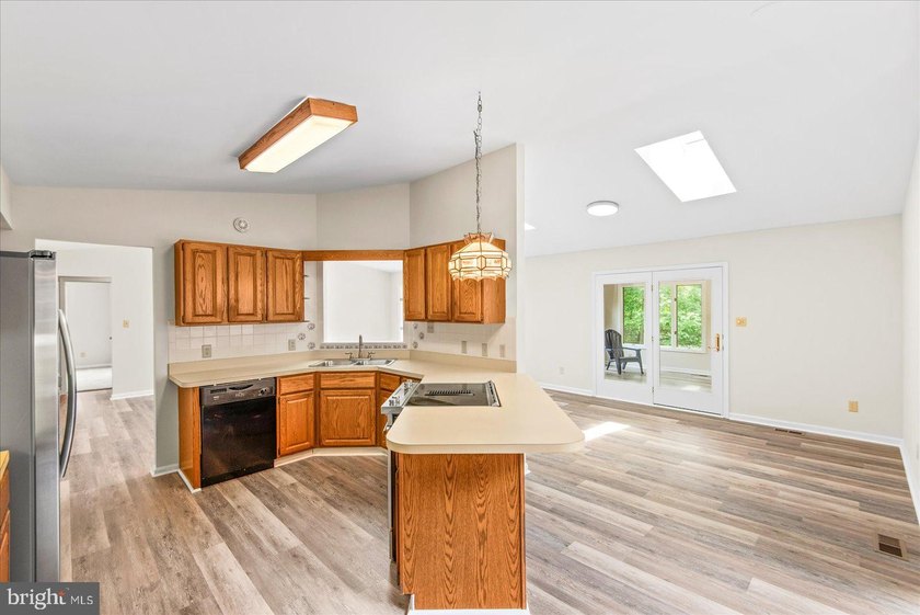 Welcome to this beautifully refreshed 3-bedroom, 2-bath rambler - photo 15