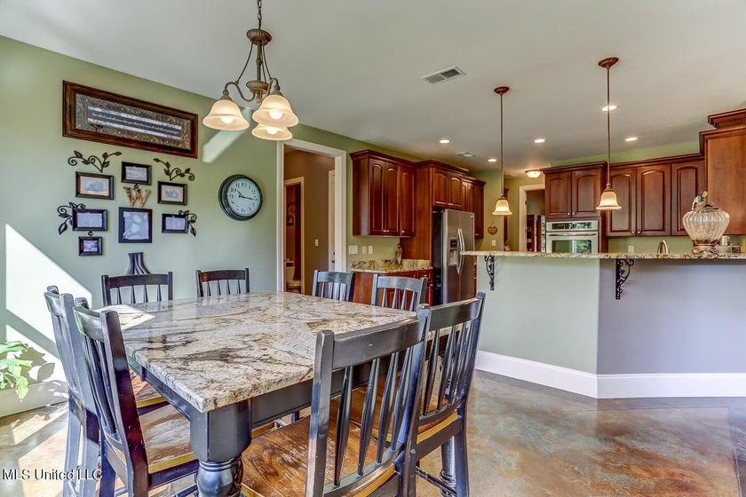 Live in Your Second Favorite Resort Vacation: Serene 5-Bedroom - photo 16