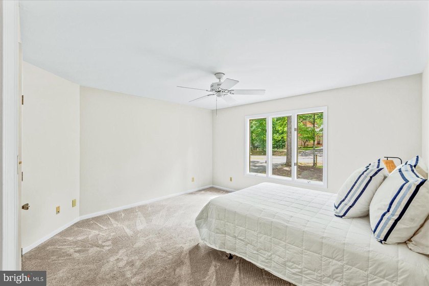 Welcome to this beautifully refreshed 3-bedroom, 2-bath rambler - photo 21
