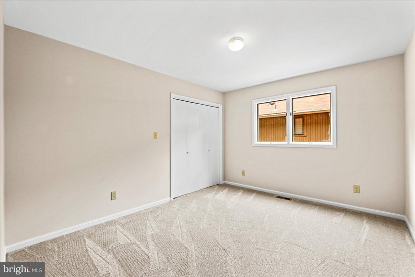 Welcome to this beautifully refreshed 3-bedroom, 2-bath rambler - photo 26