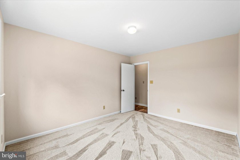 Welcome to this beautifully refreshed 3-bedroom, 2-bath rambler - photo 27