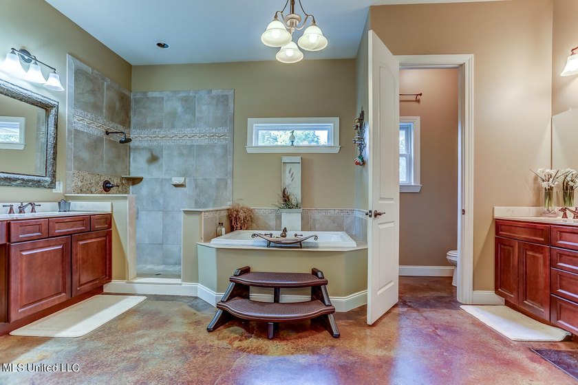 Live in Your Second Favorite Resort Vacation: Serene 5-Bedroom - photo 29