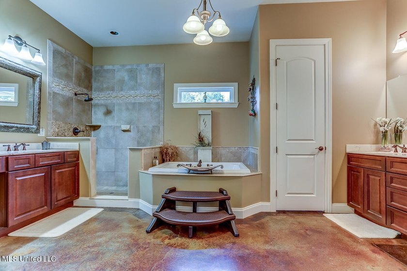 Live in Your Second Favorite Resort Vacation: Serene 5-Bedroom - photo 30