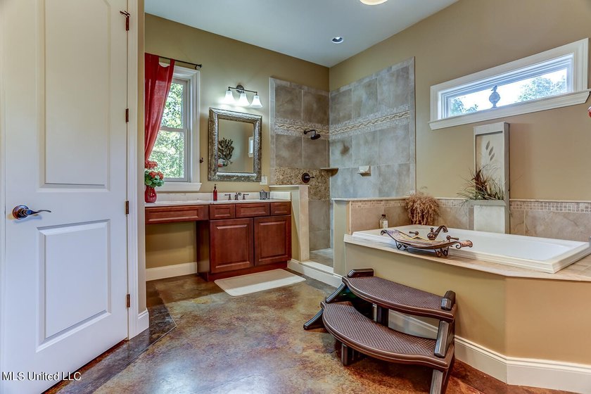 Live in Your Second Favorite Resort Vacation: Serene 5-Bedroom - photo 32