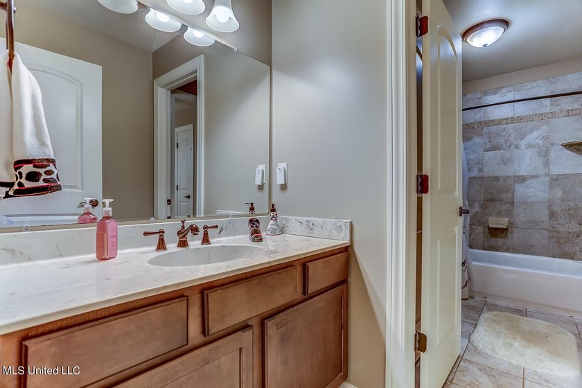 Live in Your Second Favorite Resort Vacation: Serene 5-Bedroom - photo 46