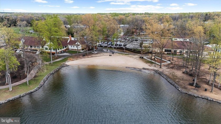 Welcome to this beautifully refreshed 3-bedroom, 2-bath rambler - photo 48