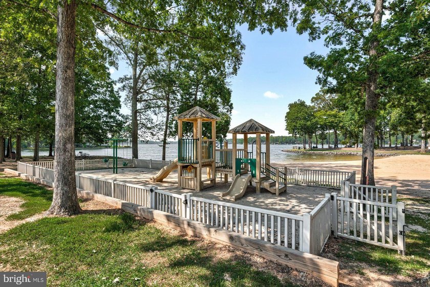 Welcome to this beautifully refreshed 3-bedroom, 2-bath rambler - photo 49