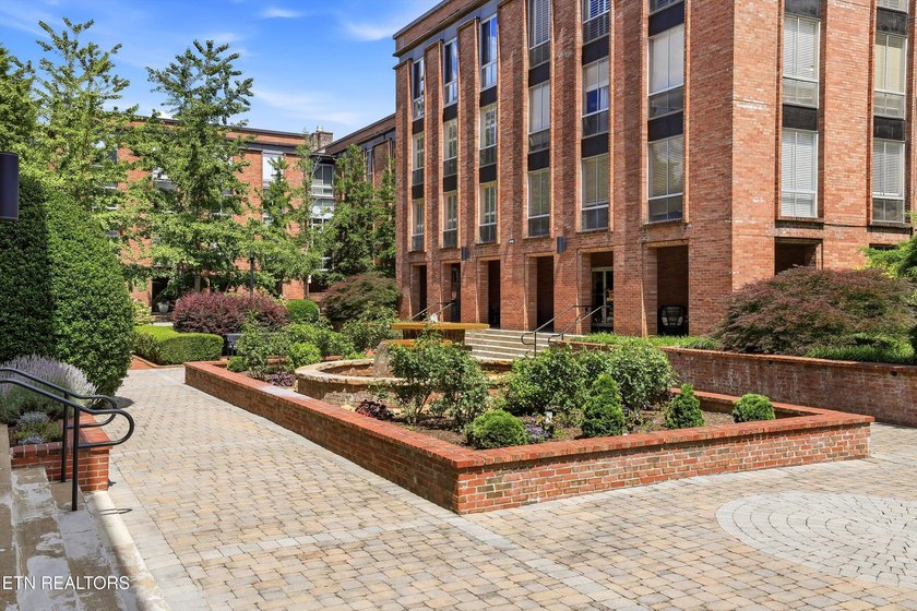 Experience effortless living in the heart of Sequoyah Hills at - photo 2