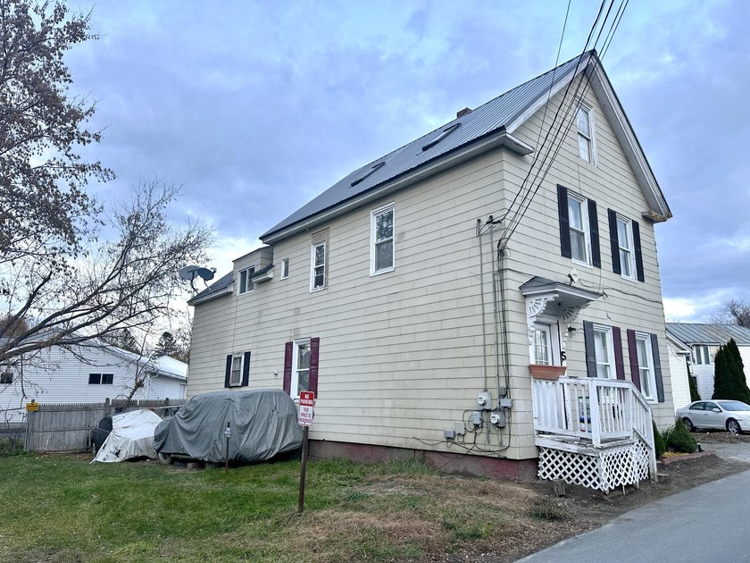 Here is your opportunity to own a versatile property in the - photo 2
