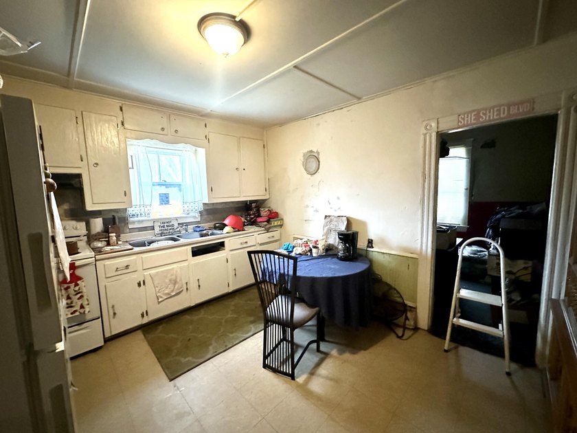 Here is your opportunity to own a versatile property in the - photo 4