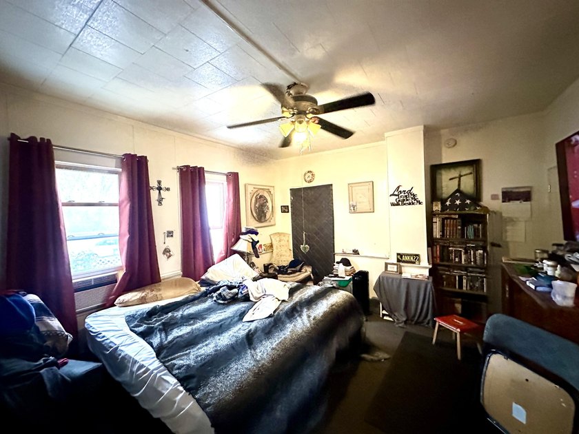 Here is your opportunity to own a versatile property in the - photo 9