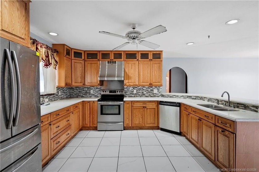 Opportunity knocks! With 2,365 SF, this 4BR, 2-bath, 2 CG pool - photo 14