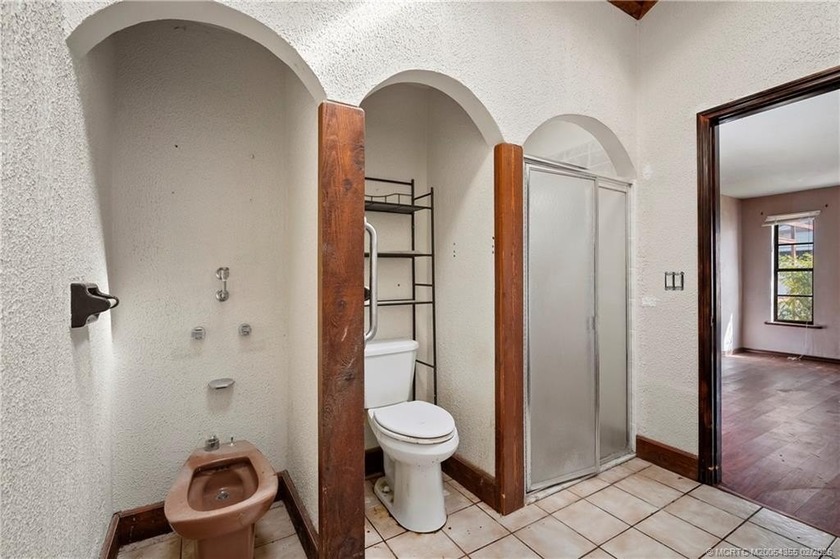 Opportunity knocks! With 2,365 SF, this 4BR, 2-bath, 2 CG pool - photo 20