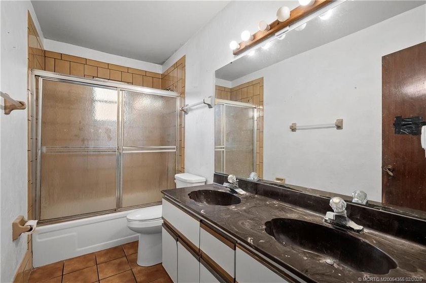 Opportunity knocks! With 2,365 SF, this 4BR, 2-bath, 2 CG pool - photo 22