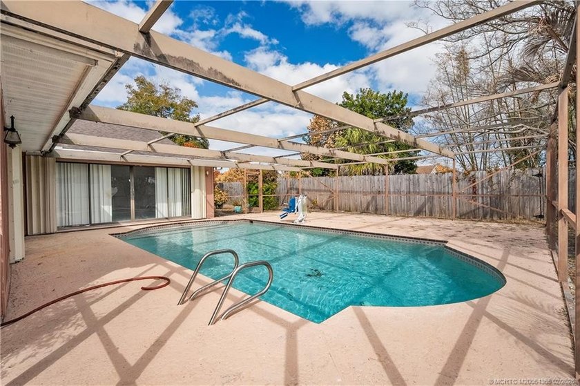 Opportunity knocks! With 2,365 SF, this 4BR, 2-bath, 2 CG pool - photo 27