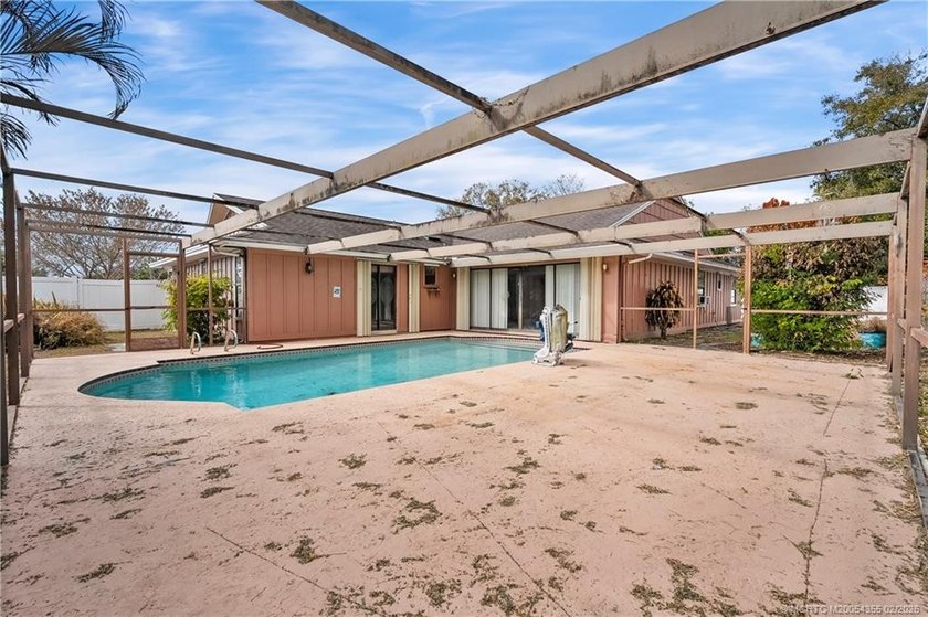 Opportunity knocks! With 2,365 SF, this 4BR, 2-bath, 2 CG pool - photo 28