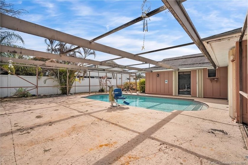 Opportunity knocks! With 2,365 SF, this 4BR, 2-bath, 2 CG pool - photo 29