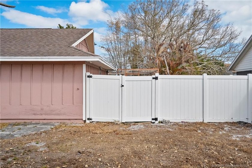 Opportunity knocks! With 2,365 SF, this 4BR, 2-bath, 2 CG pool - photo 33