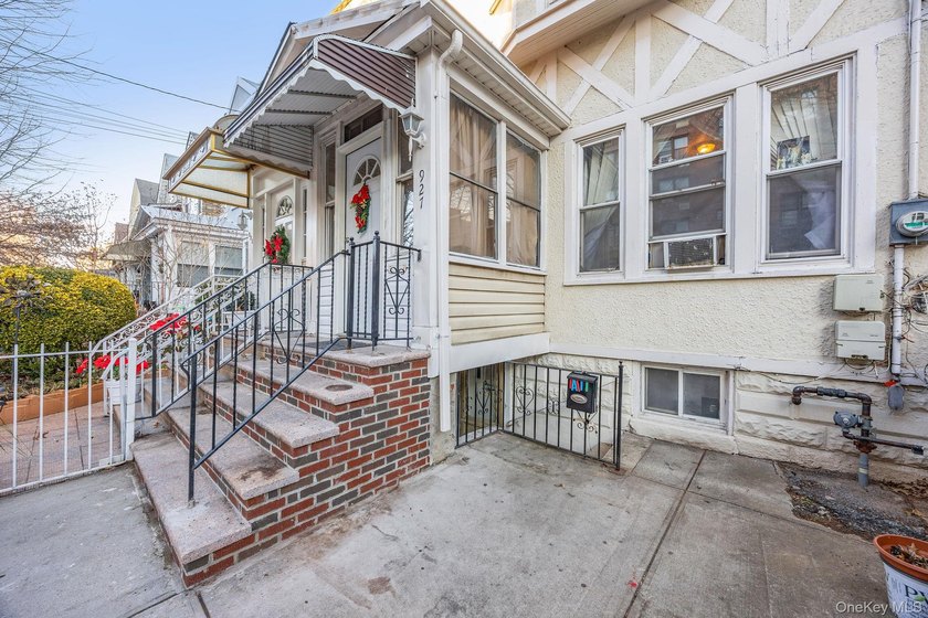 Welcome to this well-maintained single-family home in the heart - photo 2