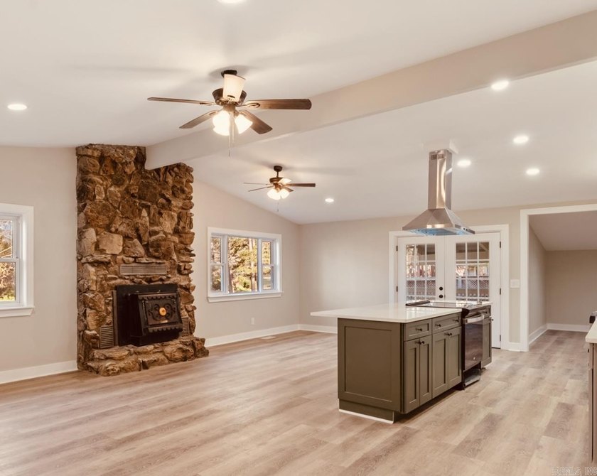 Completely renovated 3 Bedroom,2 bathroom 1512 sq ft.New HVAC - photo 6